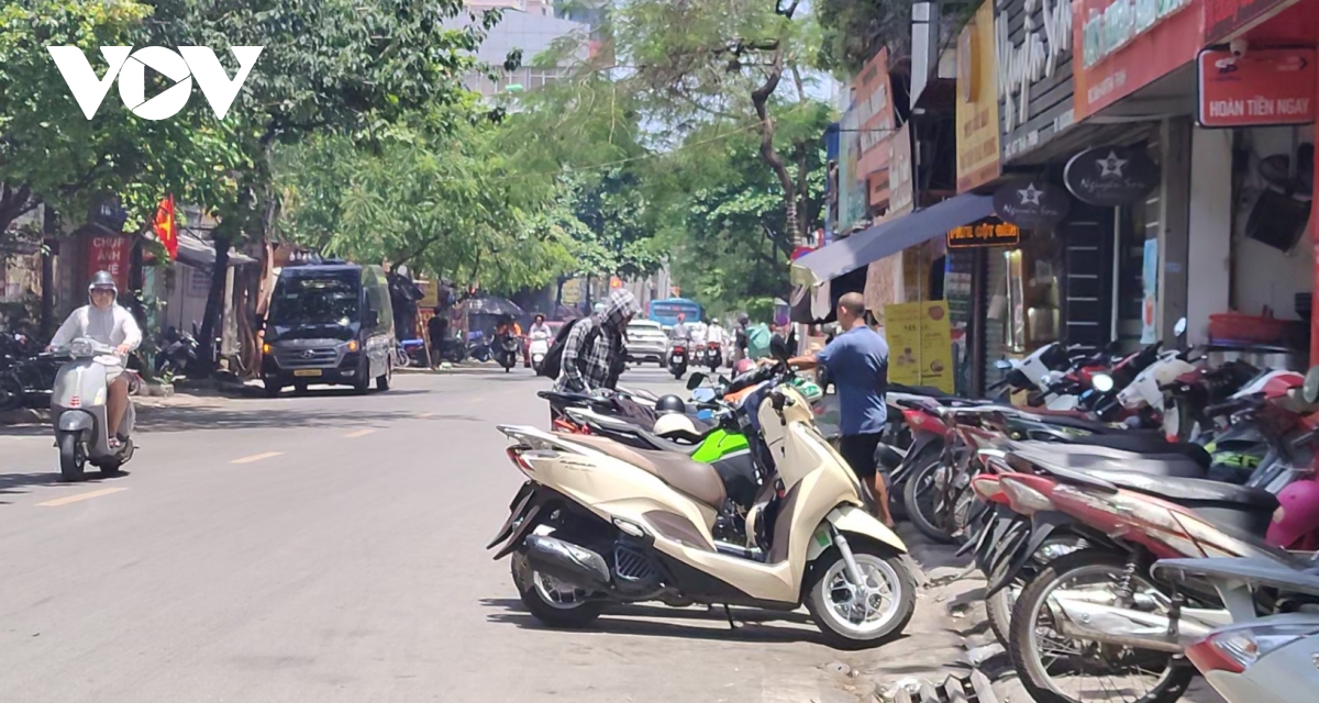 Lòng đường thành bãi đỗ xe trước quán ăn ở đường Thái Thịnh: Chính quyền có hay?